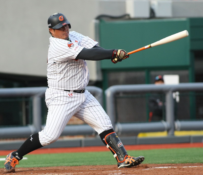 1회 2타점 선취타점을 기록하는 최준석선수